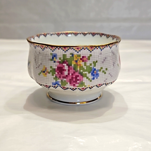 Small open sugar bowl "Petit Point" by Royal Albert. - Picture 1 of 8